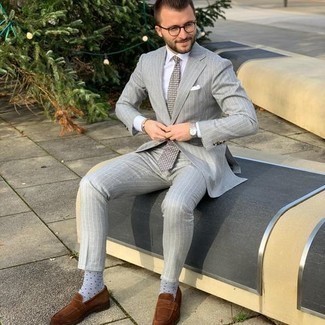 С чем носить темно-серый галстук с принтом мужчине