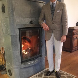 С чем носить темно-серый галстук с принтом мужчине