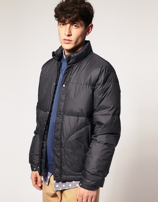 С чем носить темно-серую куртку-пуховик мужчине