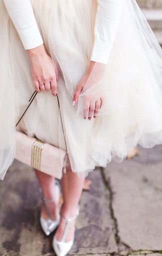 Какие свитера с круглым вырезом носить с темно-серыми туфлями