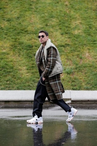 С чем носить темно-серую стеганую куртку мужчине