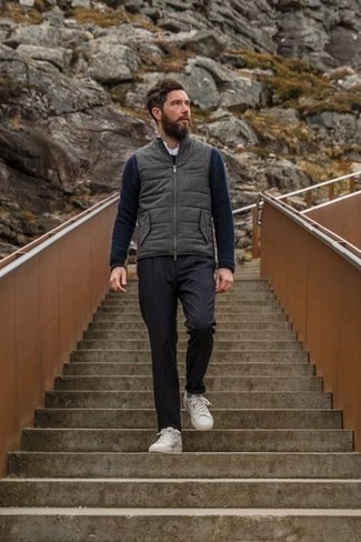 С чем носить темно-серую стеганую куртку мужчине
