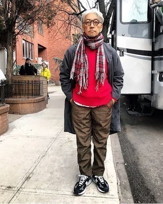 Какие кроссовки носить с темно-серым дождевиком мужчине