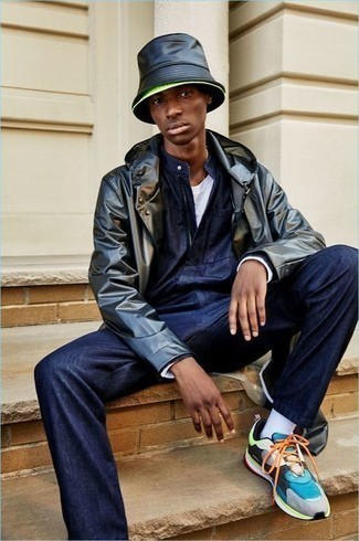 Какие кроссовки носить с темно-серым дождевиком мужчине