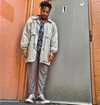 Как носить темно-серый дождевик с темно-серыми брюками чинос