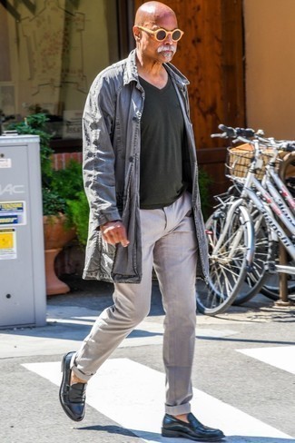 Какие брюки чинос носить с темно-серым дождевиком