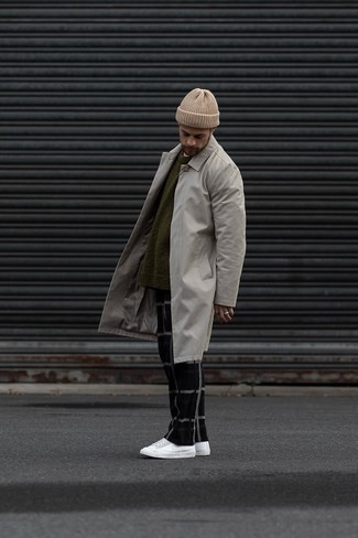 Какие высокие кеды носить с темно-серым дождевиком мужчине