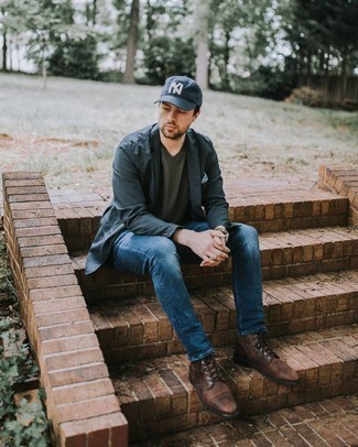 Как носить темно-серый дождевик с темно-синими джинсами мужчине