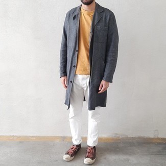 Как носить темно-серый дождевик с белыми брюками чинос