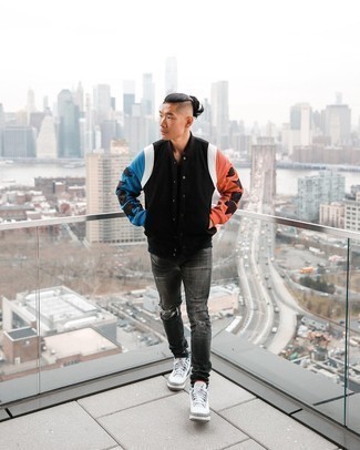 С чем носить темно-серые рваные джинсы мужчине