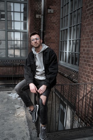 С чем носить темно-серые рваные джинсы мужчине