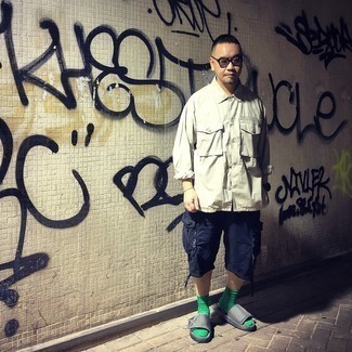 С чем носить темно-серые сандалии мужчине