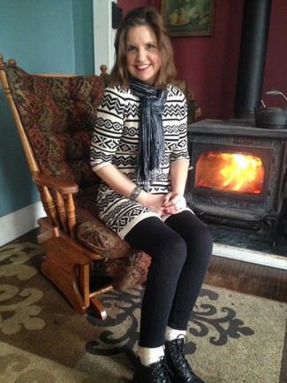 С чем носить темно-серый шарф женщине