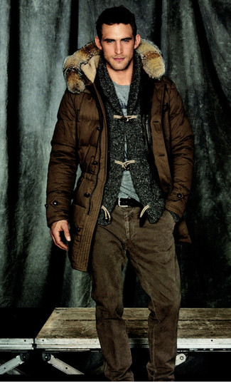 С чем носить темно-серый кардиган с отложным воротником мужчине