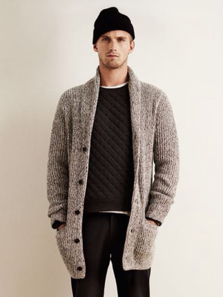 Какие свитшоты носить с темно-серым кардиганом с отложным воротником мужчине
