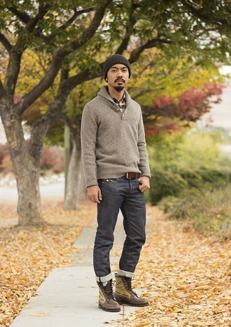 С чем носить темно-серый свитер с отложным воротником