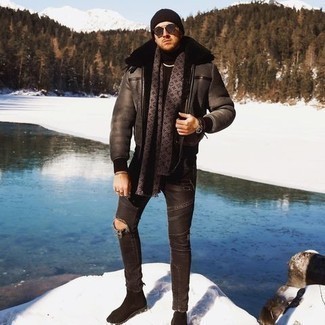 Как носить темно-серую короткую дубленку с черными джинсами мужчине