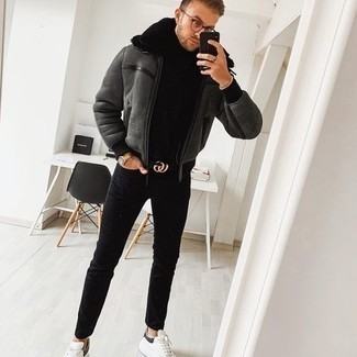 Какие джинсы носить с темно-серой короткой дубленкой мужчине