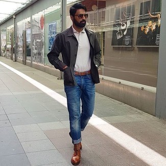 Как носить темно-серую куртку-рубашку с синими джинсами мужчине