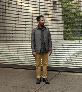 Какие повседневные ботинки носить с темно-серой курткой-рубашкой мужчине