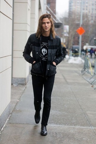 Какие джинсы носить с темно-серой курткой-рубашкой мужчине