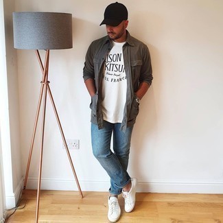 Какие джинсы носить с темно-серой курткой-рубашкой мужчине