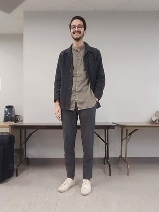 С чем носить темно-серую куртку-рубашку мужчине