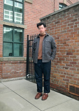 С чем носить темно-серую куртку-рубашку мужчине