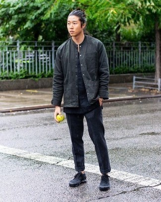 С чем носить темно-серую куртку-рубашку мужчине