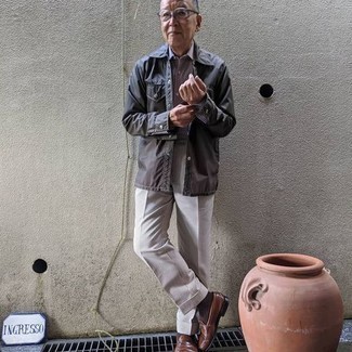 Какие лоферы носить с темно-серой курткой-рубашкой мужчине