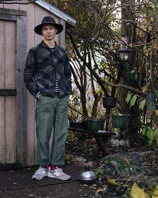 Как носить темно-серую куртку-рубашку с оливковыми брюками чинос