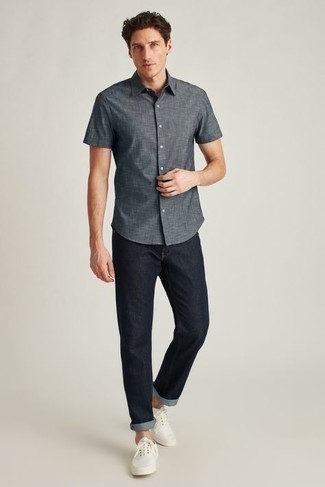 Какие джинсы носить с темно-серой рубашкой с коротким рукавом мужчине