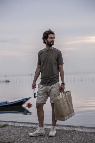 Какие высокие кеды носить с темно-серыми шортами мужчине