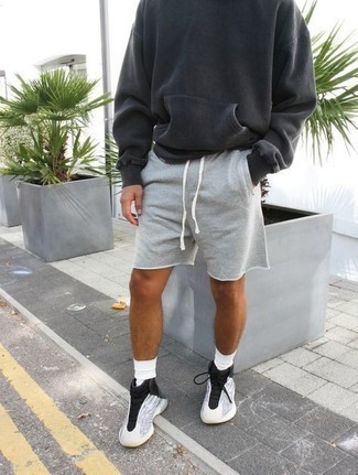 Какой худи носить с темно-серыми шортами мужчине