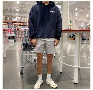 Какой худи носить с темно-серыми шортами мужчине