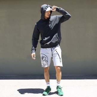 Какой худи носить с темно-серыми шортами мужчине