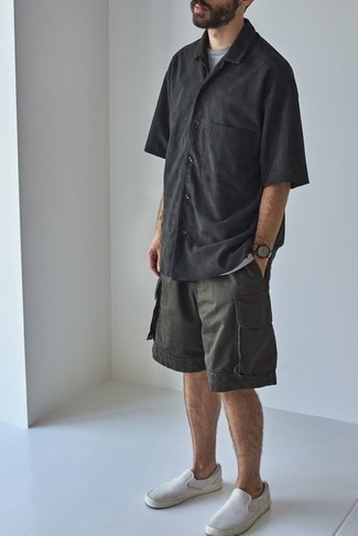 С чем носить темно-серые шорты мужчине
