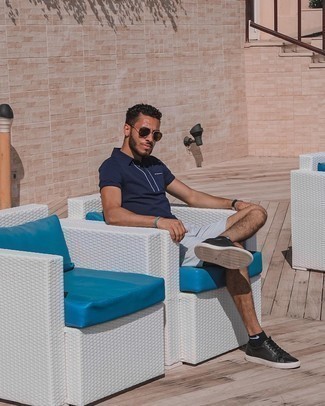 Какие футболки-поло носить с темно-серыми шортами мужчине