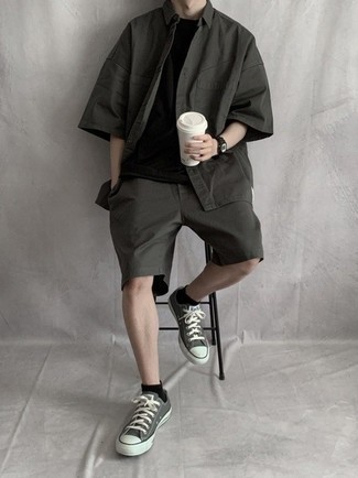 Какие рубашки с коротким рукавом носить с темно-серыми шортами мужчине