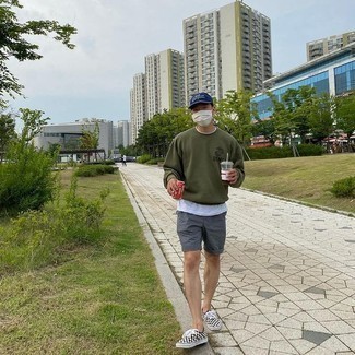 Какие свитшоты носить с темно-серыми шортами мужчине