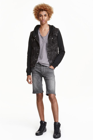 Какие майки носить с темно-серыми шортами мужчине