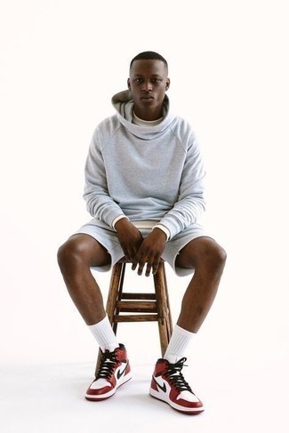 Какие водолазки носить с темно-серыми шортами мужчине