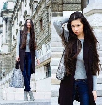 С чем носить темно-серые ботильоны со змеиным рисунком