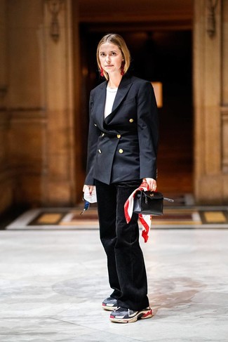 С чем носить темно-серые кеды женщине