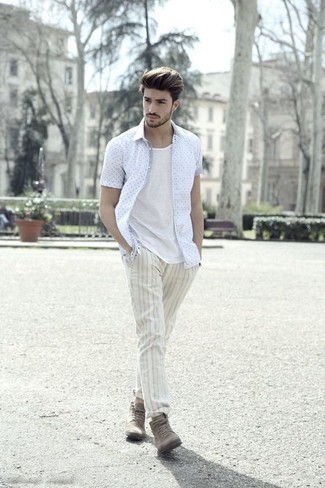 С чем носить темно-серые замшевые повседневные ботинки мужчине