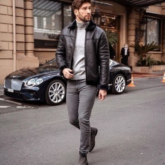 С чем носить темно-серые замшевые ботинки челси мужчине