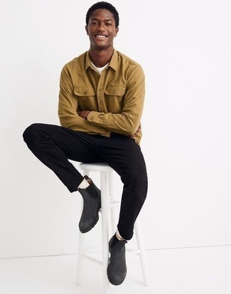 С чем носить темно-серые замшевые ботинки челси мужчине