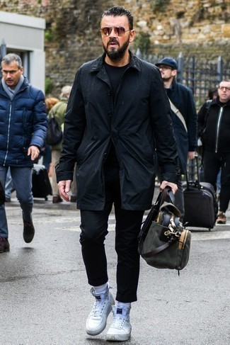 С чем носить темно-серую замшевую дорожную сумку мужчине