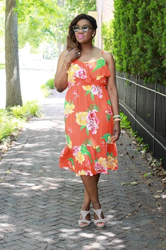 С чем носить темно-серые замшевые босоножки на каблуке