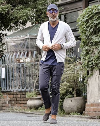 С чем носить темно-серые замшевые лоферы мужчине